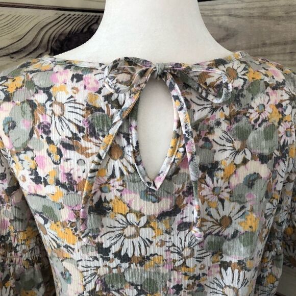 LC Lauren Conrad Daisy Floral Print Short Sleeve Keyhole Tie Back Top - Picture 5 of 7
